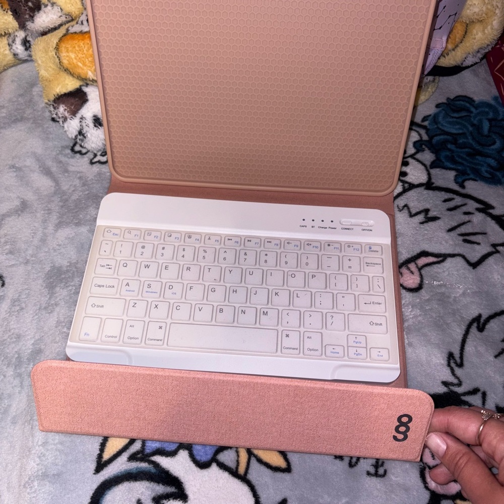 Pink Ipad Air 5th gen case with bluetooth keyboard!
